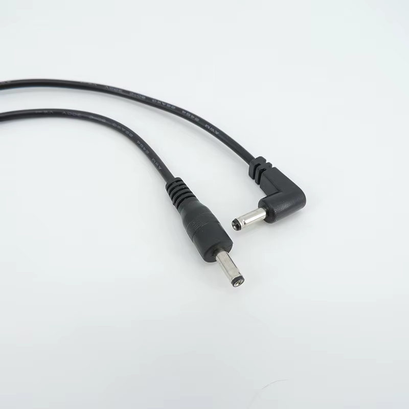 Detalle del conector DC acodado de 90 grados