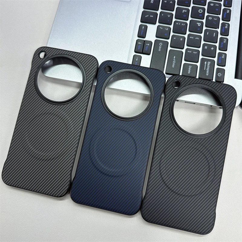 Vista frontal de la funda ultrafina con textura de carbono para Oppo Find X8