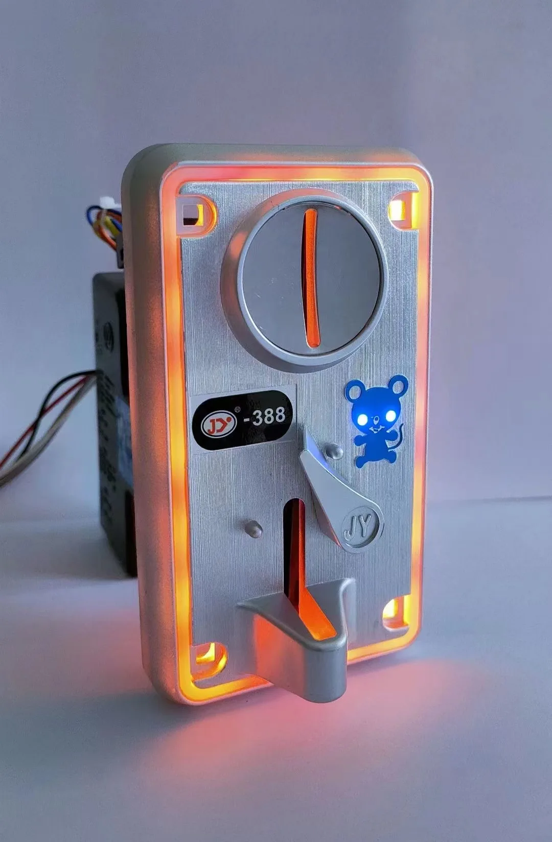 Vista frontal del aceptador de monedas con LED