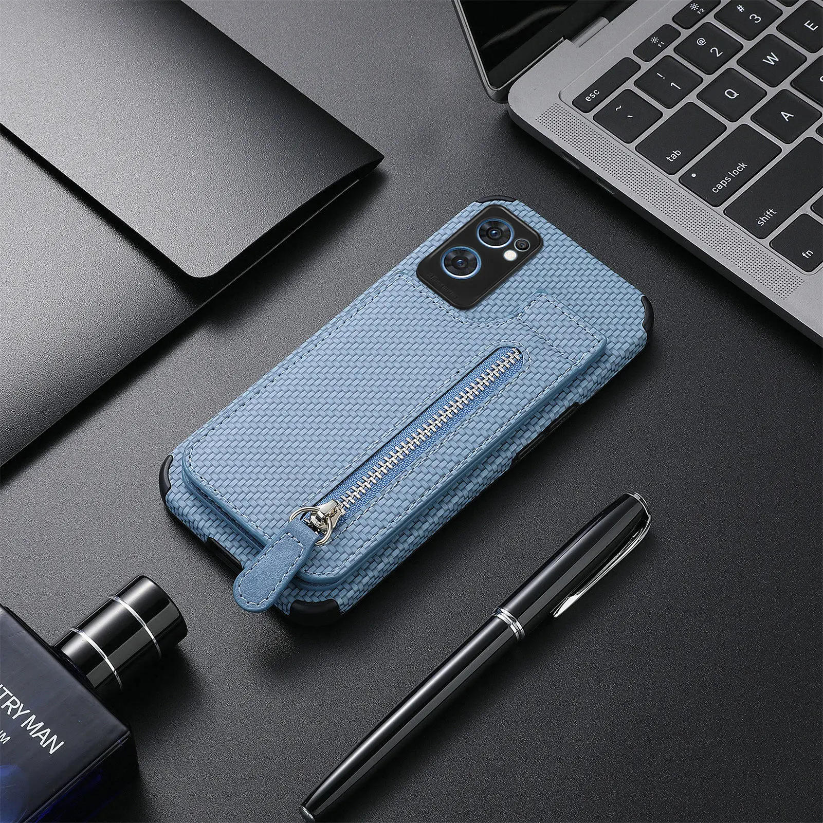 Funda abierta mostrando interior y ranura para tarjetas