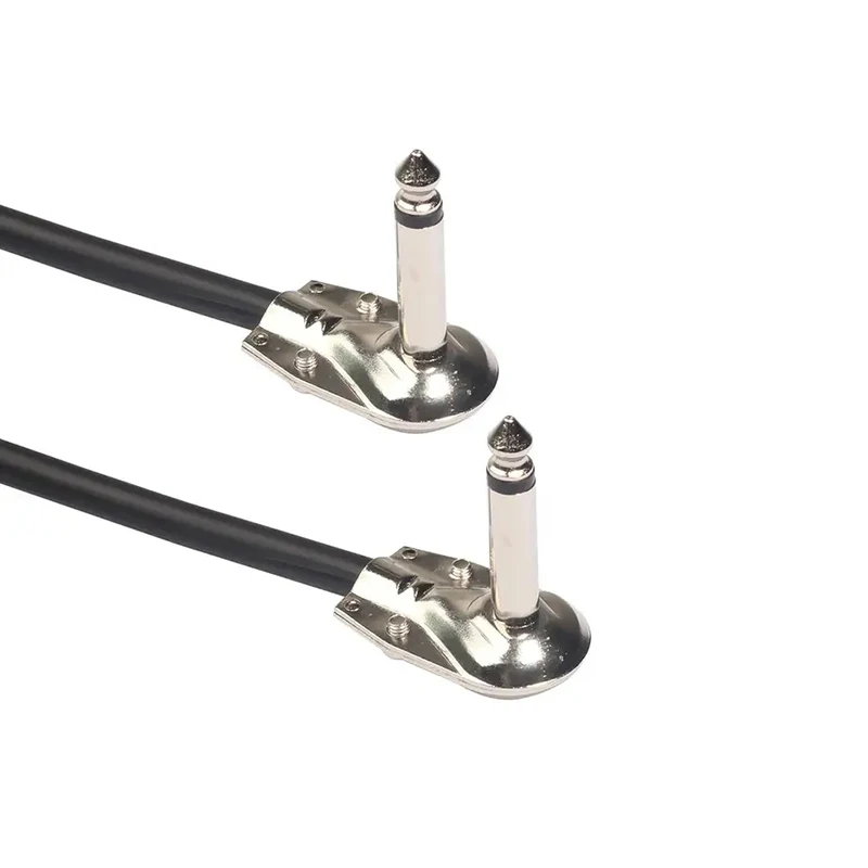 Cable suelto sobre superficie negra