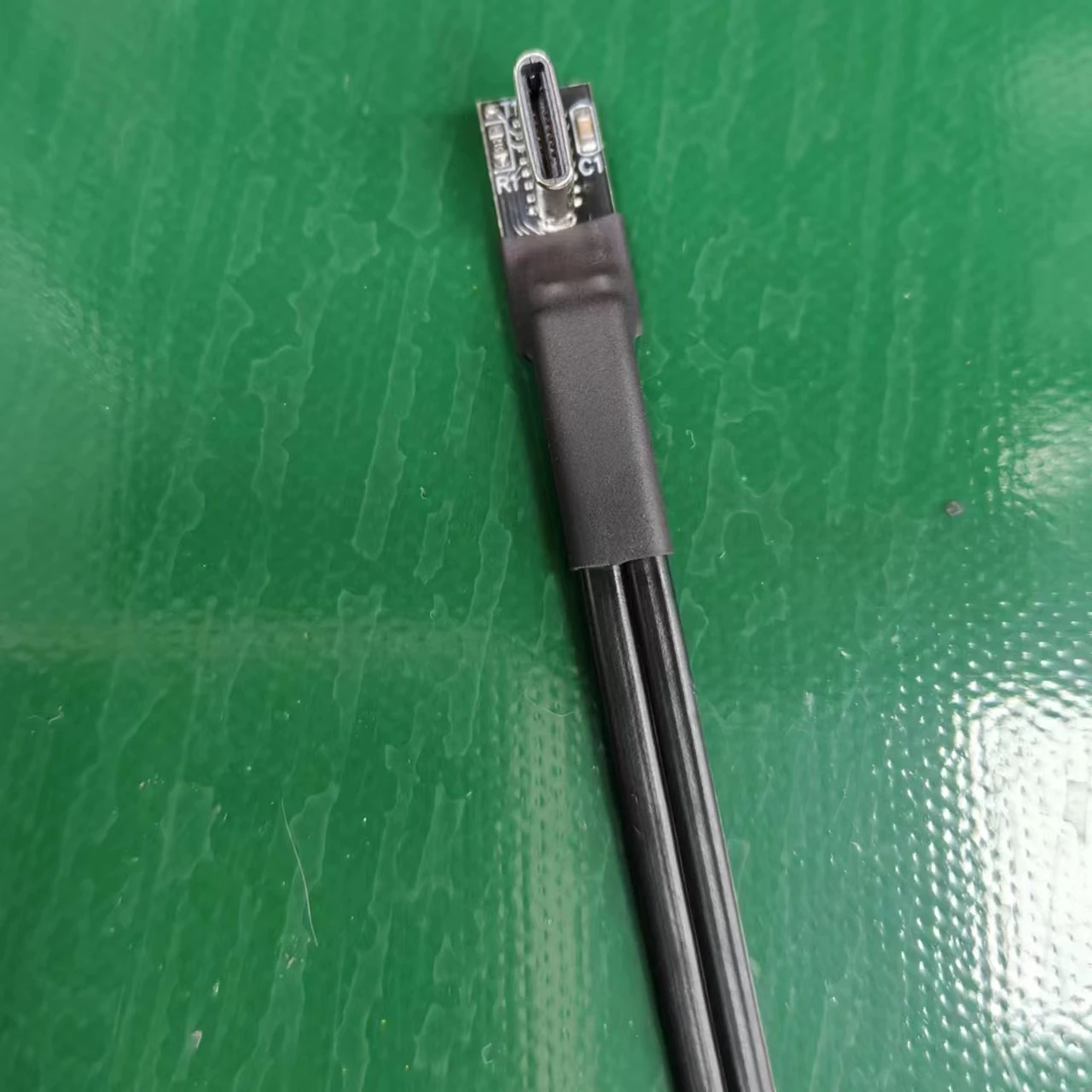 Carcasa con cable