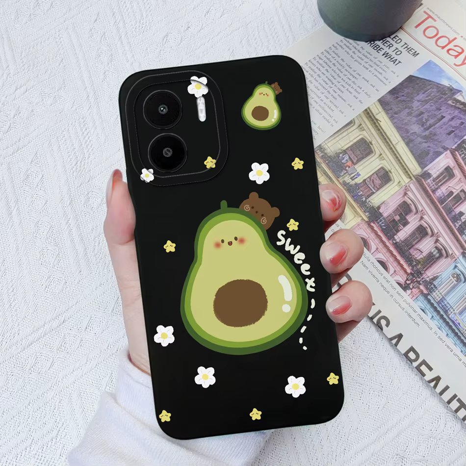 Mano sosteniendo el teléfono con la funda