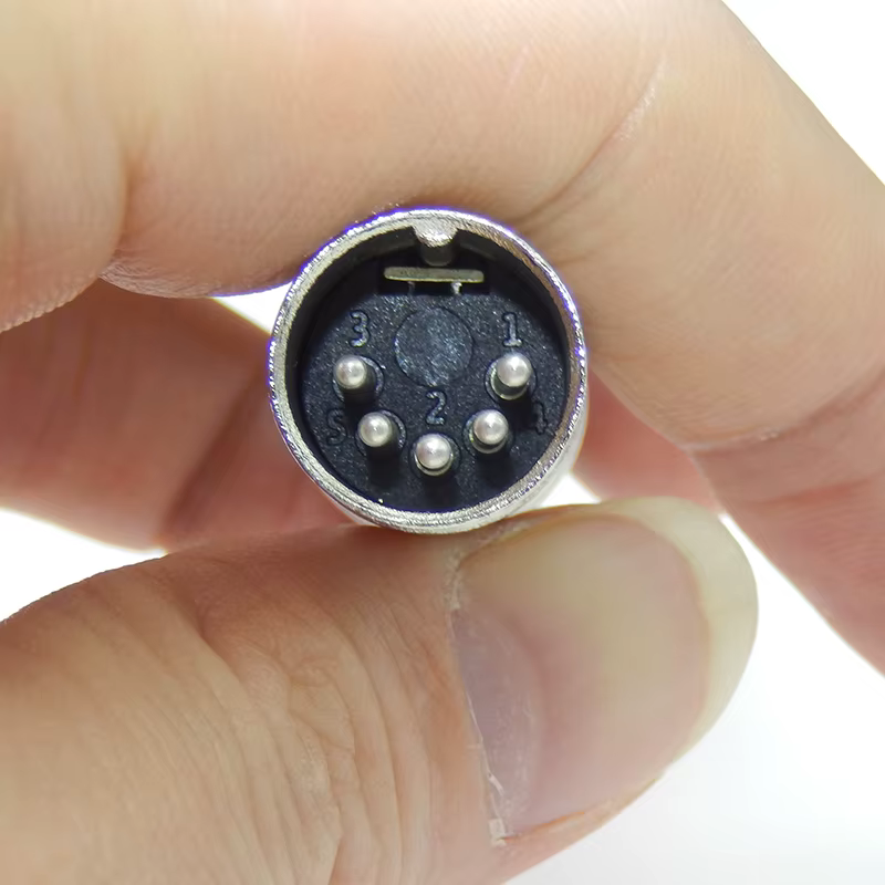 Conector macho de 5 pines vista frontal
