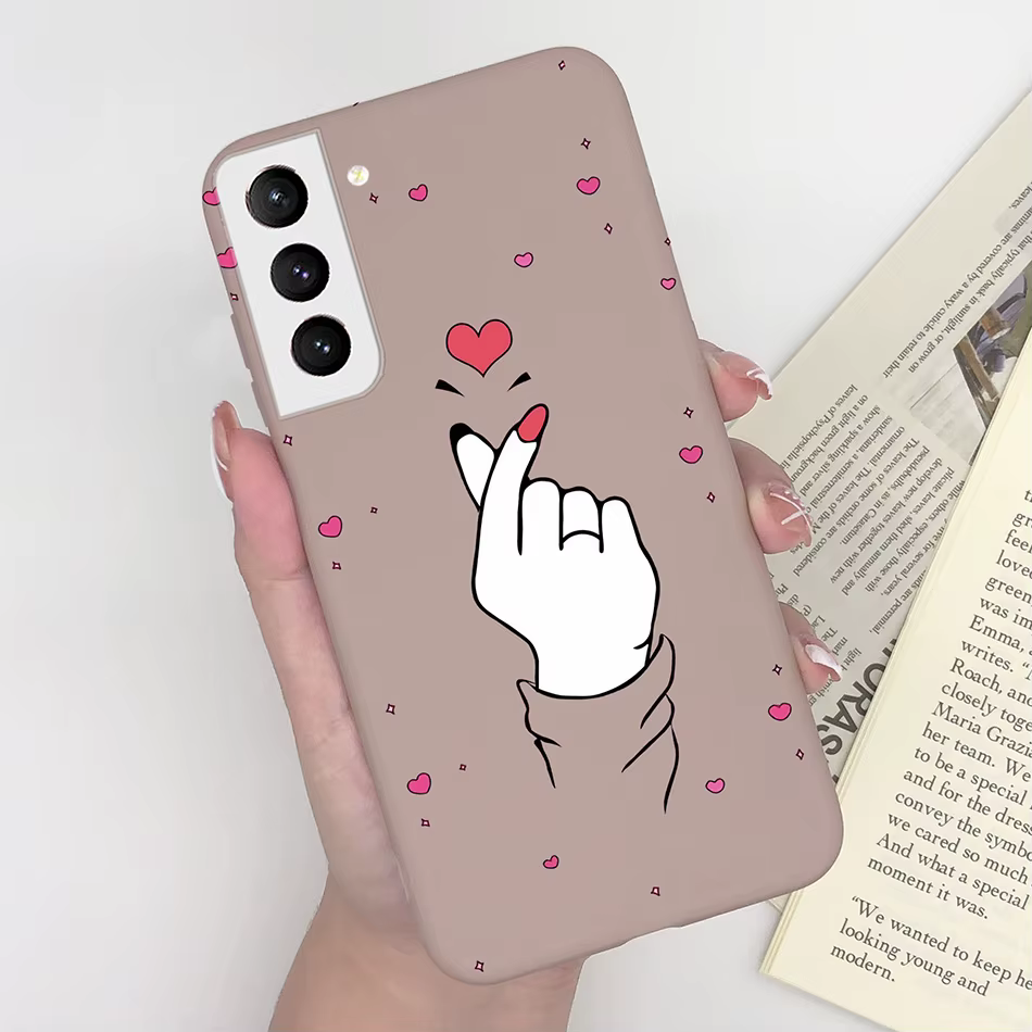 Funda de silicona suave mostrando el diseño de mariposa y corazón en tono rosa pastel