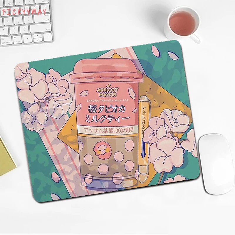 Alfombrilla de ratón rosa compacta en uso sobre escritorio
