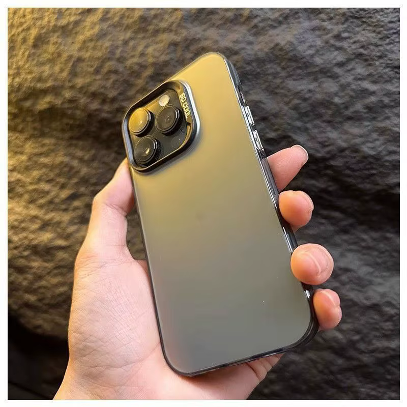 Mano colocando la funda sobre el teléfono