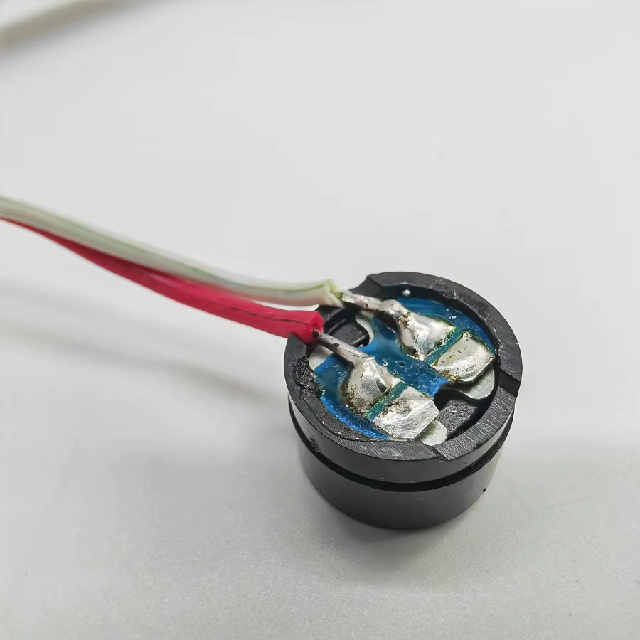 Detalle del cable plano y conectores