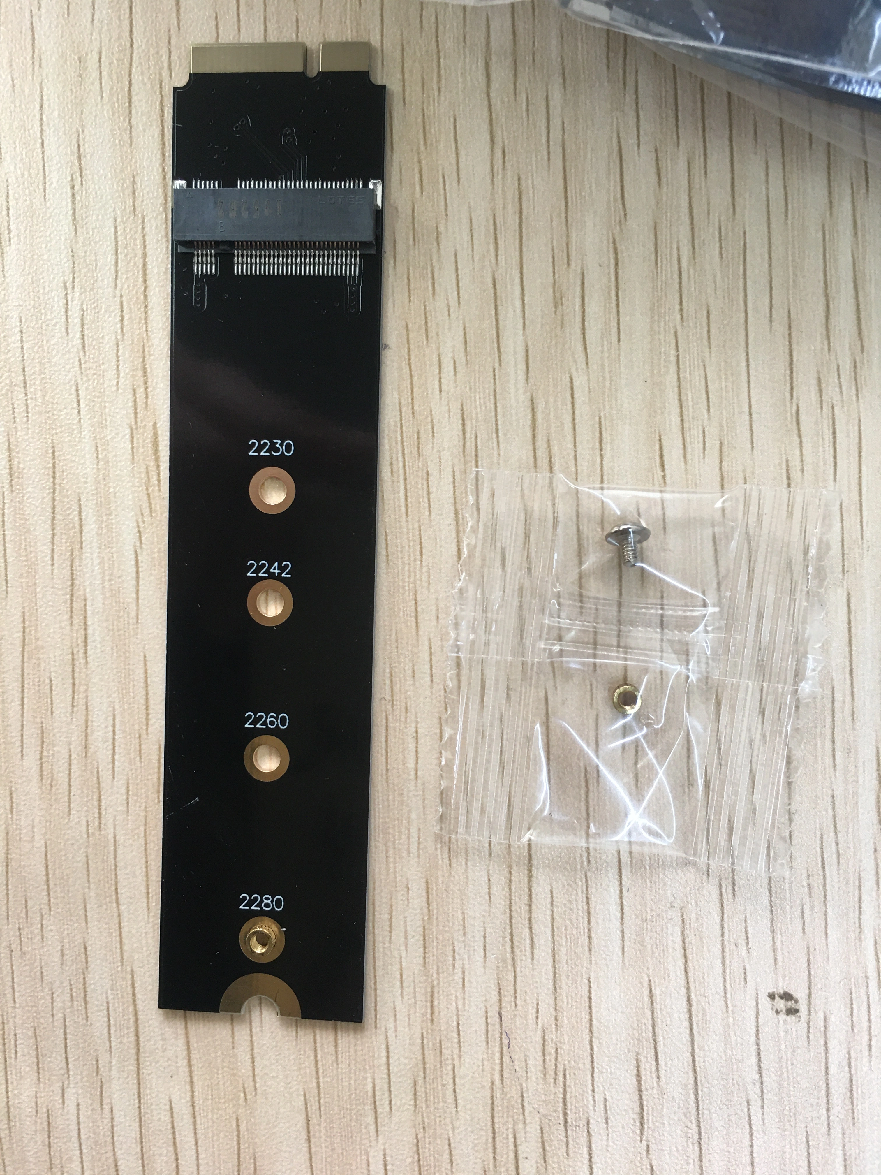 Adaptador visto desde arriba en el slot SSD del MacBook Air