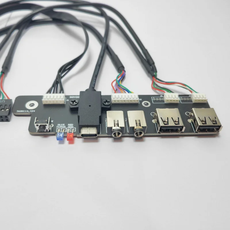 Vista frontal del kit con conectores USB y audio