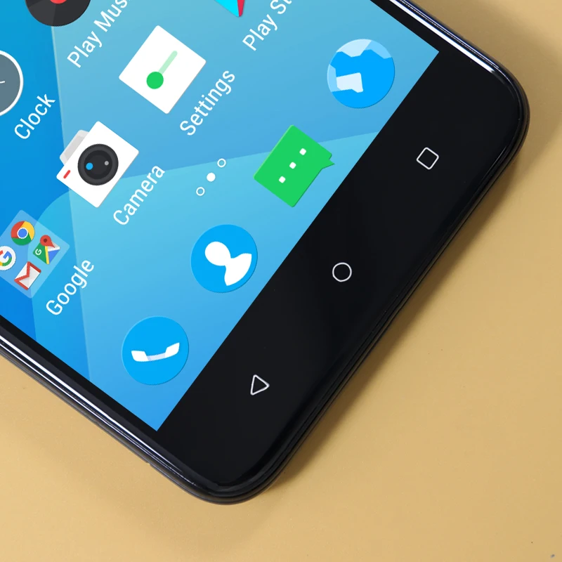 Teléfono en uso mostrando pantalla con apps abiertas
