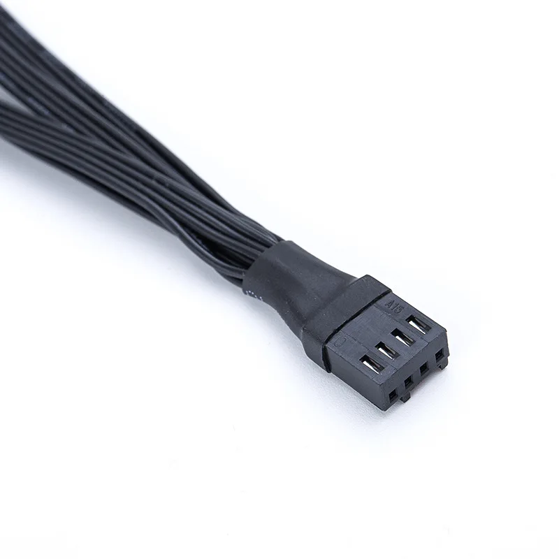 Detalle del conector de 4 pines macho y hembra