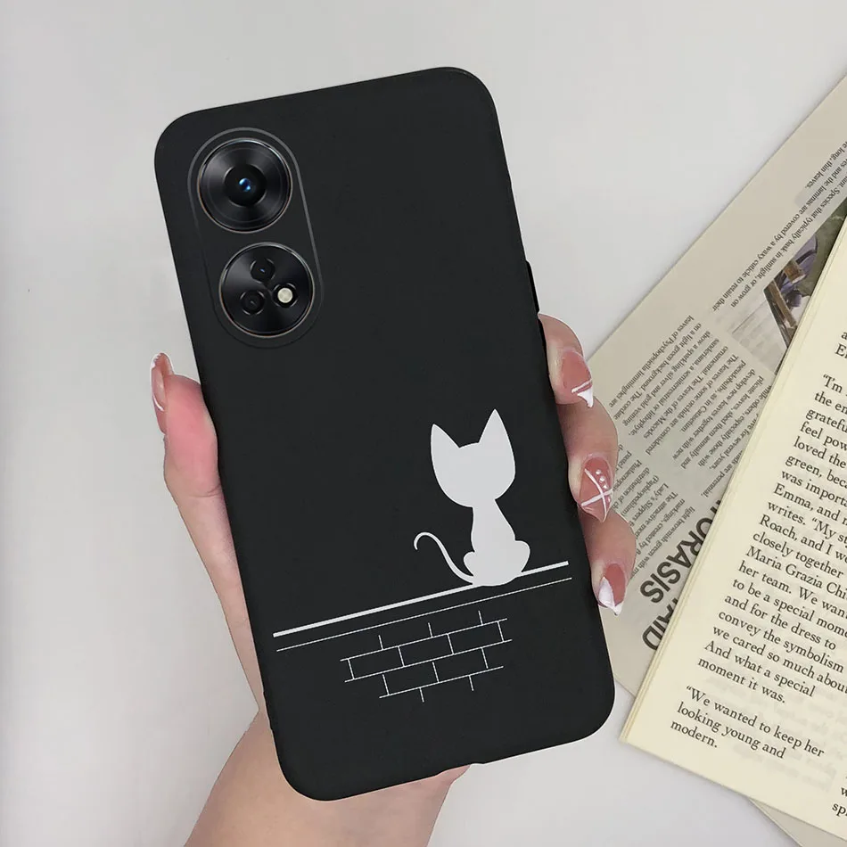 Detalle del diseño floral y de gato de la funda para Oppo Reno 8T
