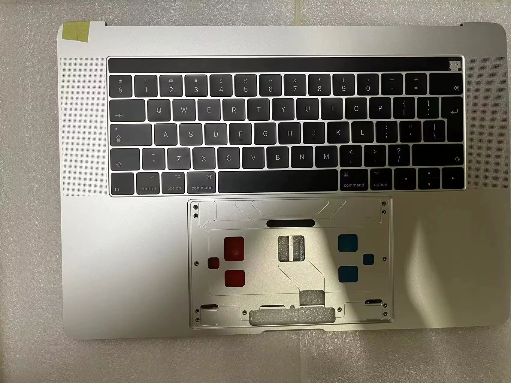 Funda superior MacBook Pro Retina plateada con teclado británico