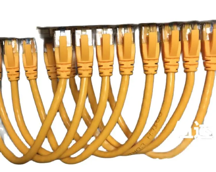 Cable Cat6 compacto en escritorio