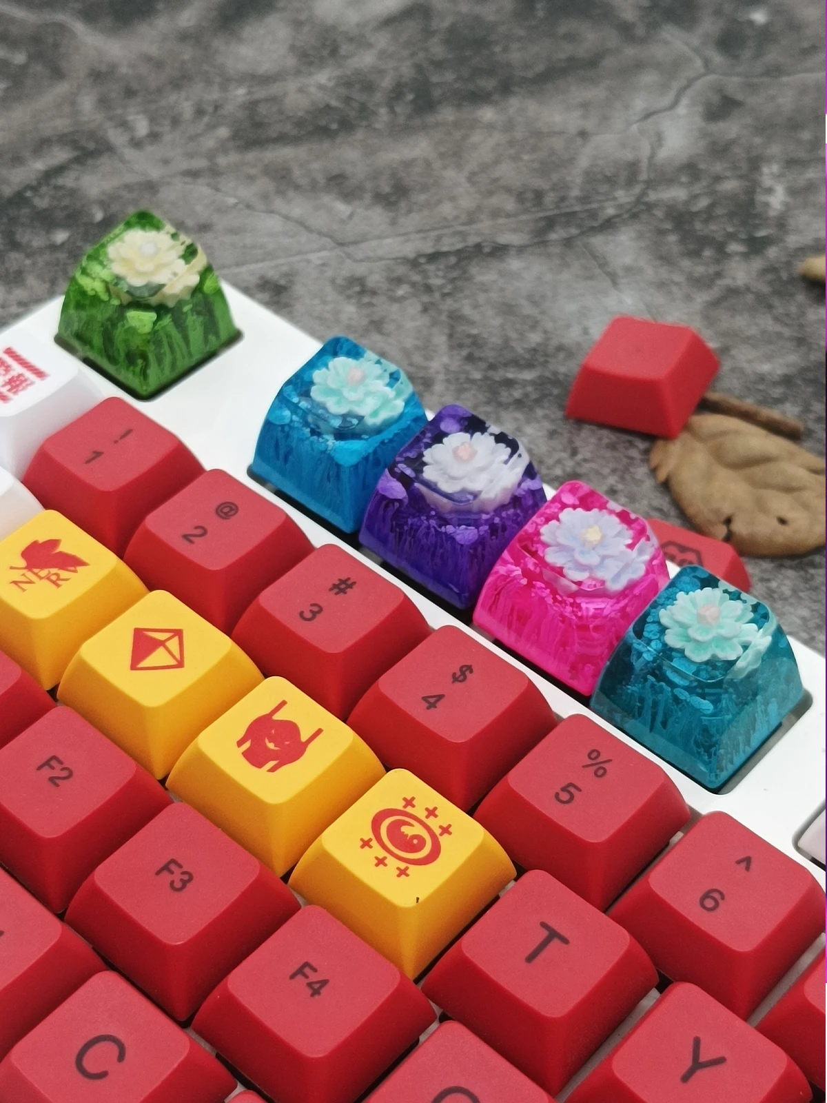 Teclas con acabado brillante y efecto visual RGB