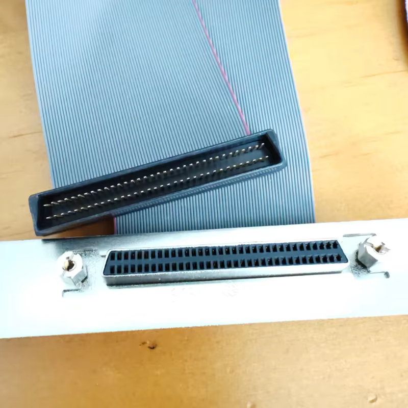 Cable SCSI flexible en entorno de rack