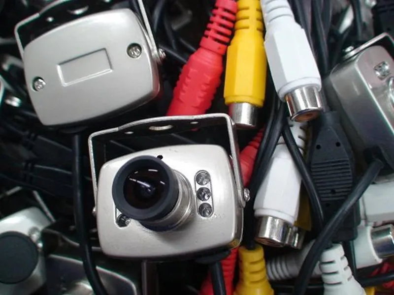 Cámara mini metal en contexto de instalación