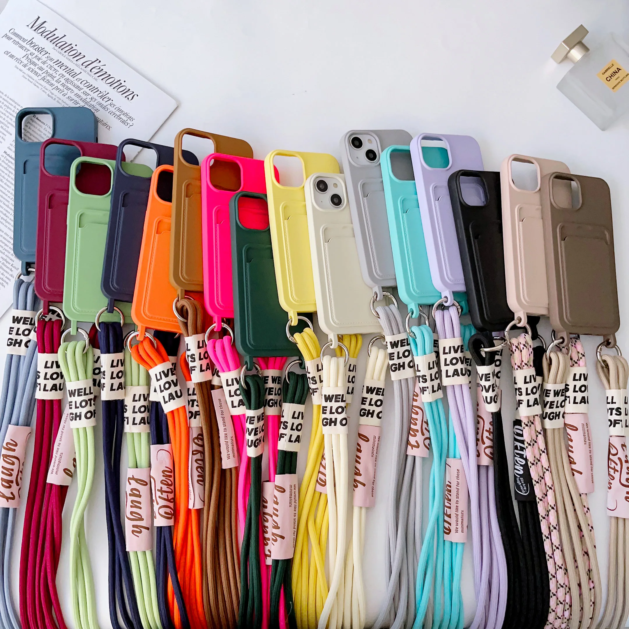 Funda de teléfono 3 en 1 con cordón para iPhone mostrando el diseño frontal