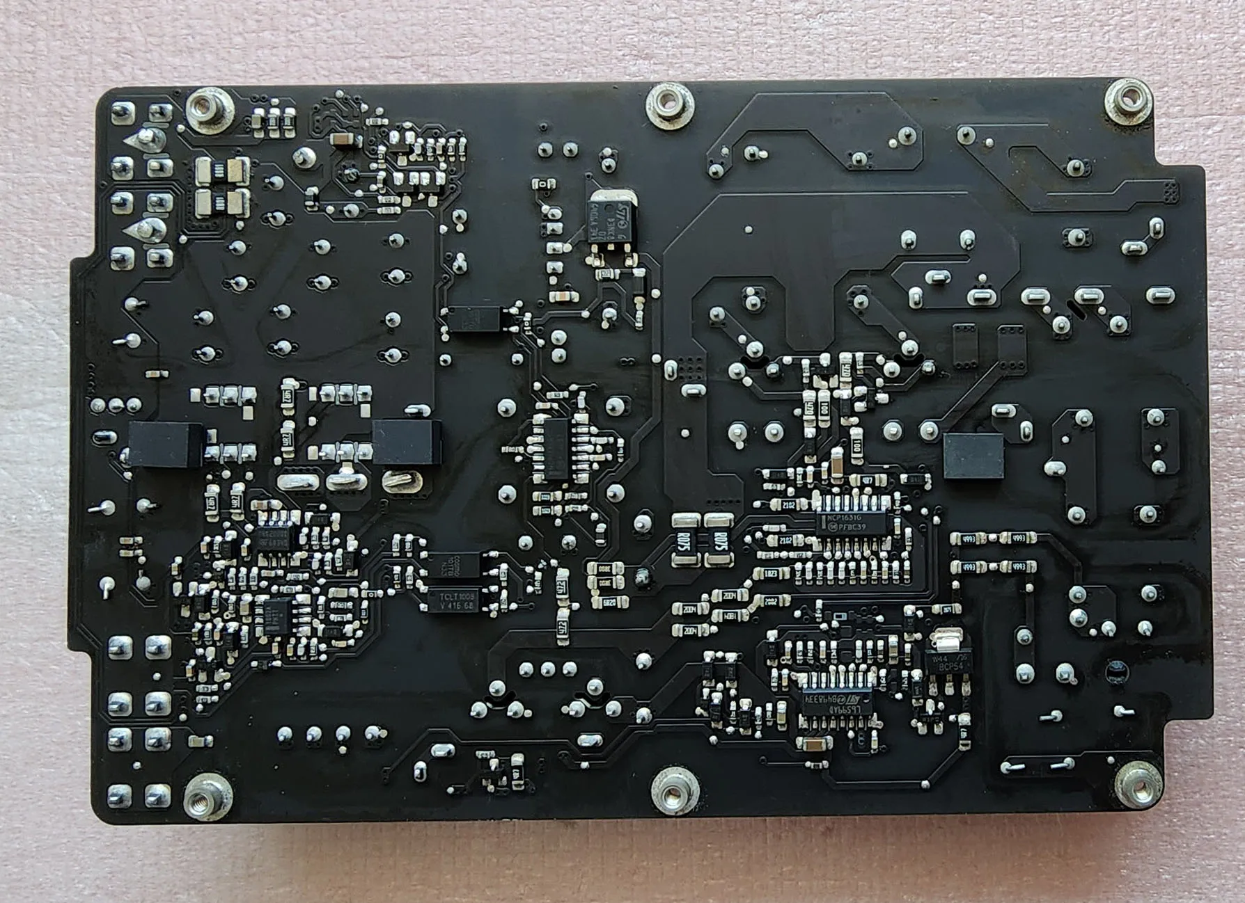 Placa PCB de la fuente de alimentación A1481 con componentes visibles