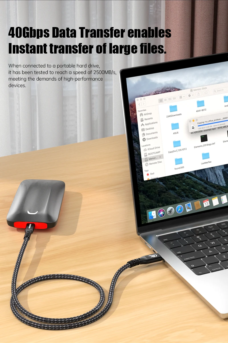 Cable conectado a adaptador de corriente y periféricos