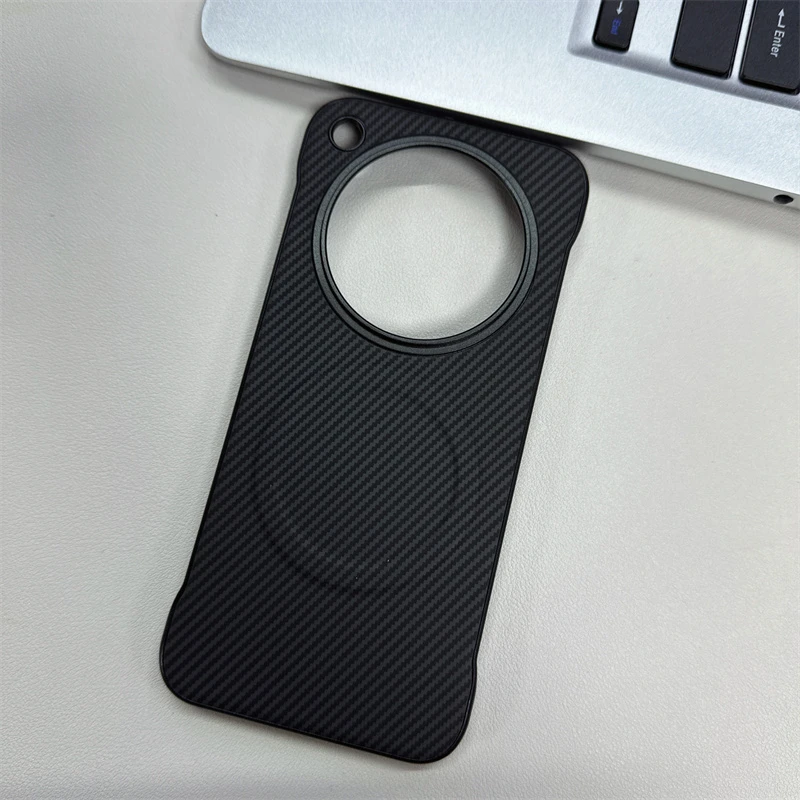 Detalle del patrón de fibra de carbono y el agarre de la funda