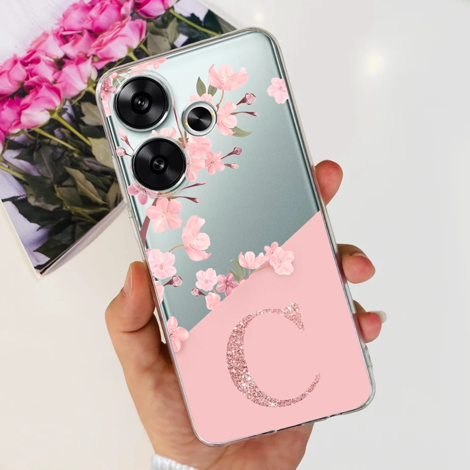 Funda instalada en el teléfono mostrando los recortes precisos