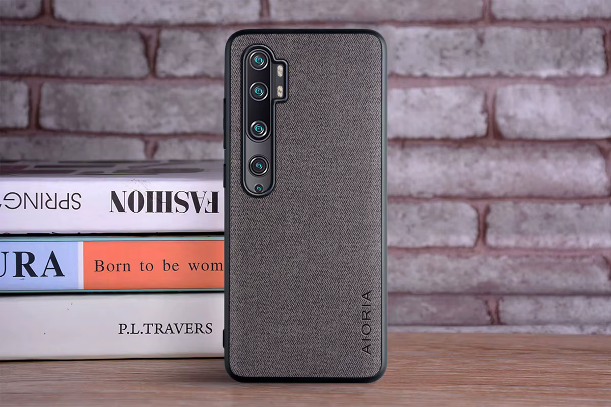Funda puesta en el móvil mostrando el ajuste perfecto