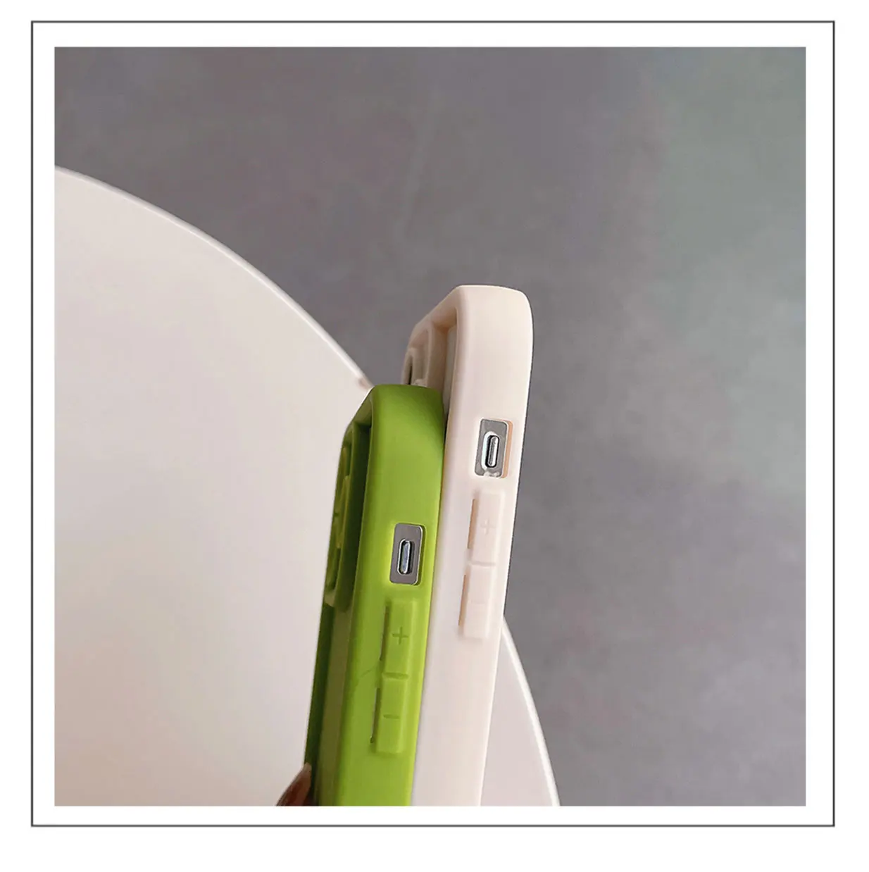Detalle de la funda con diseño P-Pusheens y correa