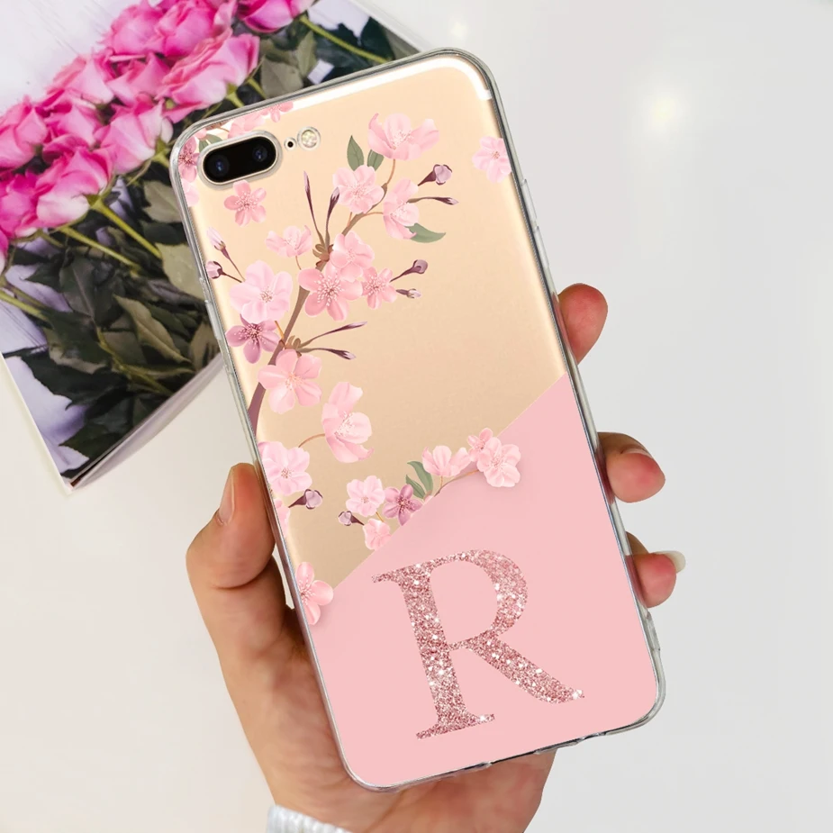 Detalle de la funda con letras en silicona suave
