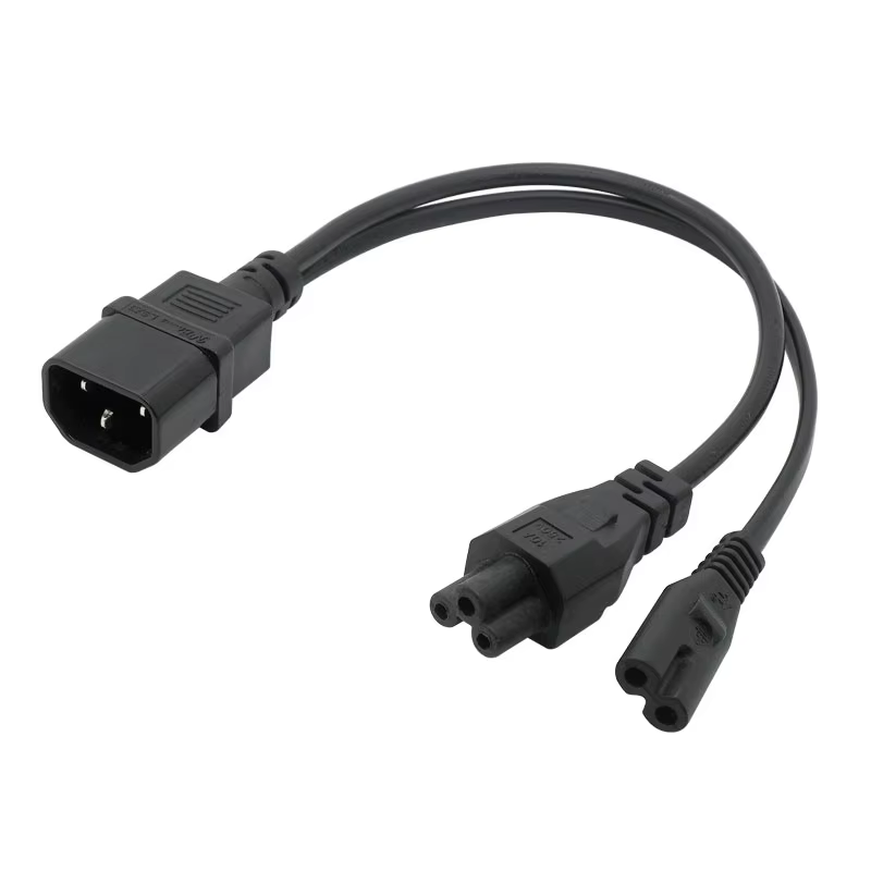 Detalle del conector C14 macho con toma de tierra