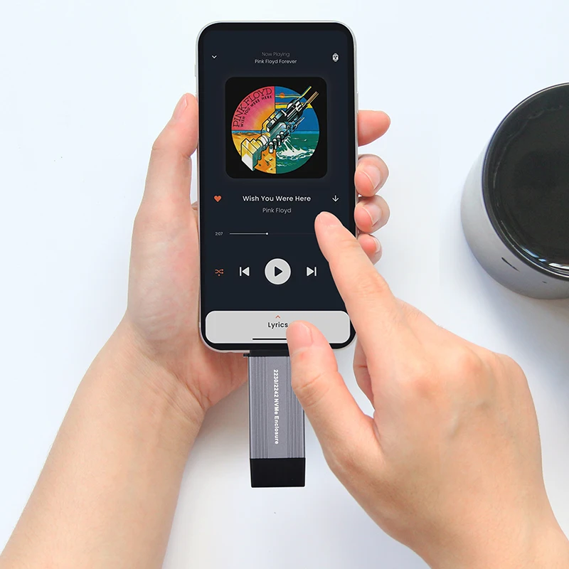 Detalle de los puertos USB Tipo-A y Tipo-C del adaptador