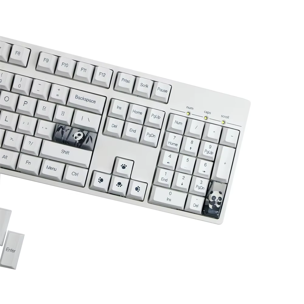 Mano utilizando un extractor de teclas sobre un teclado