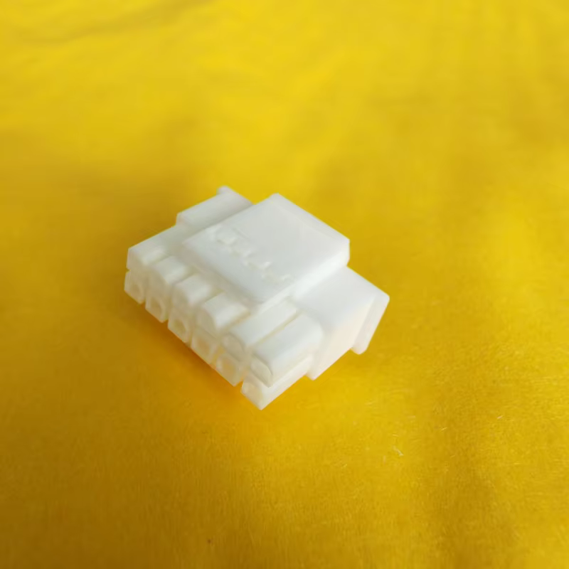 Vista frontal del conector blanco 12VHPWR