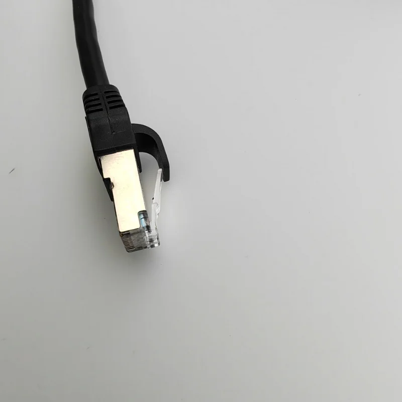 Detalle del conector RJ45 y tornillo de montaje
