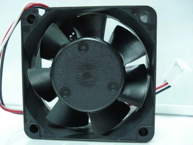 Detalle del conector de 3 cables con los pines visibles