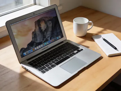 MacBook Air con procesador Intel sobre un escritorio.