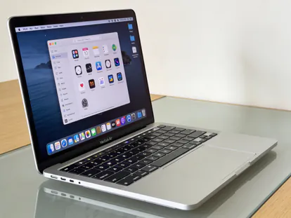 MacBook Air con chip Apple Silicon M1 mostrando su diseño.