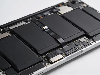 Batería de litio de portátil mostrando sus celdas internas.
