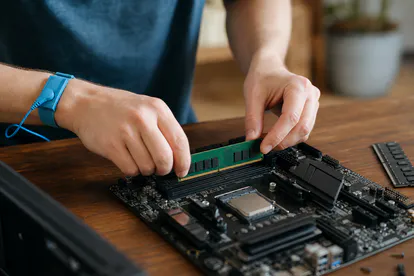 Instalación correcta de memoria RAM en una placa base apagada.