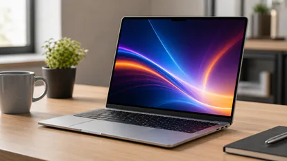 Portátil ultraligero de 14 pulgadas con pantalla OLED sobre un escritorio moderno.