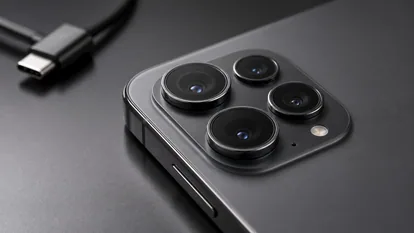 Detalle macro del módulo de cámaras de un smartphone Android de gama alta.