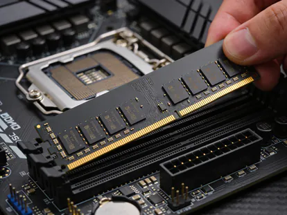 Instalación de módulos de memoria RAM en una placa base.