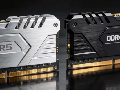 Módulos de memoria RAM DDR4 y DDR5 con disipadores de calor.