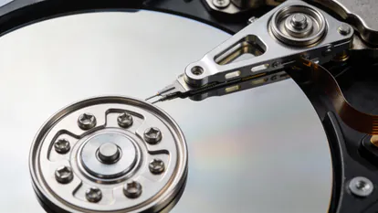 Interior de un disco duro HDD mostrando los platos magnéticos y el cabezal.