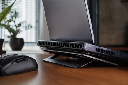 Rejillas laterales y soporte ventilado de un portátil gaming de alto rendimiento.