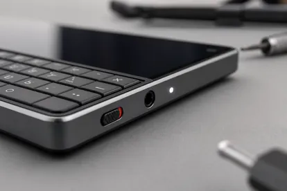 Detalle lateral de controles físicos de privacidad en un teléfono Android compacto